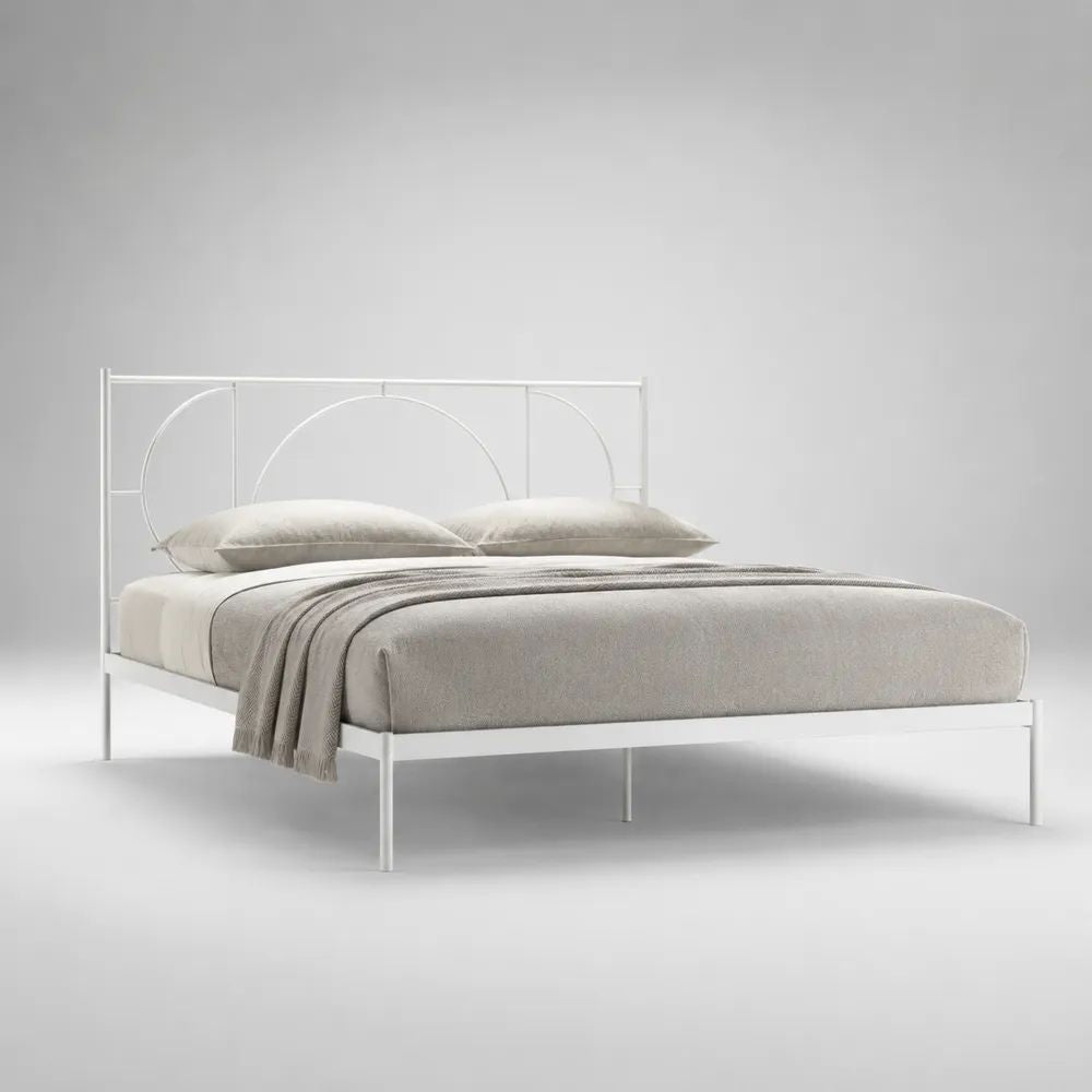 Letto matrimoniale bianco con struttura in acciaio, testiera geometrica e superficie 160 × 200 cm